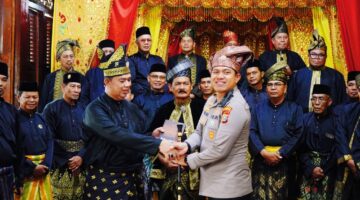 Balutan Adat Melayu, LAMR Meranti Sambut Hangat Kapolres Baru