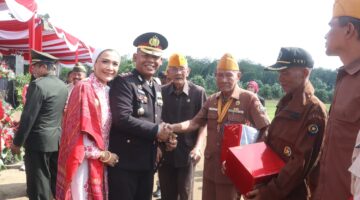 Dibuat Romantis Ketua Bhyangkari Setia Mendampingi Kapolres Simalungun di Upacara Kemerdekaan Sebagai Wujud Cinta pada Tugas dan Negeri